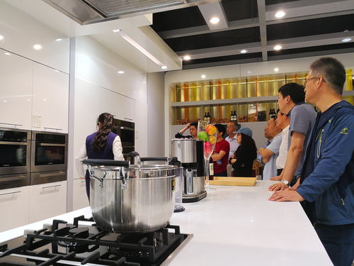 海爾標桿考察,學(xué)習(xí)海爾企業(yè)文化與創(chuàng)客模式,參觀海爾創(chuàng)客工廠